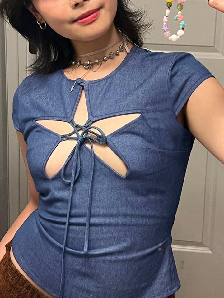 Damernas figurnära topp med raffinerad cut-out och lekfull snörning Eva Jonsson-Eva Jonsson
