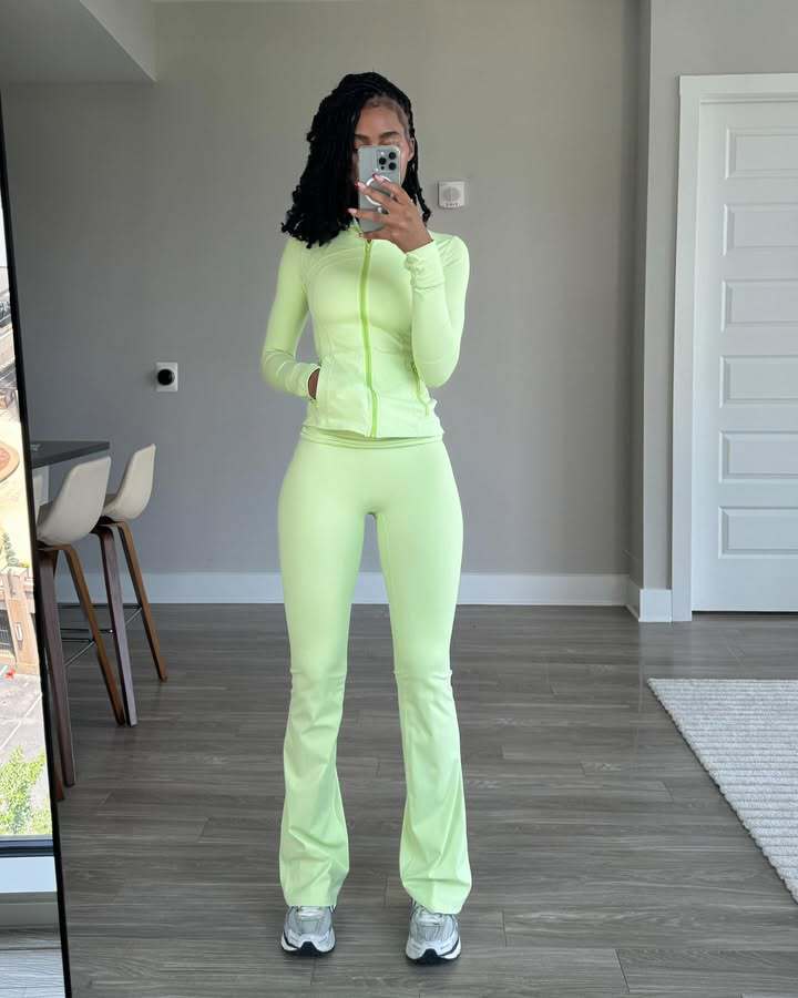 Damernas figursmickrande sportset med zip-aktuell jacka och smickrande leggings Eva Jonsson-Eva Jonsson