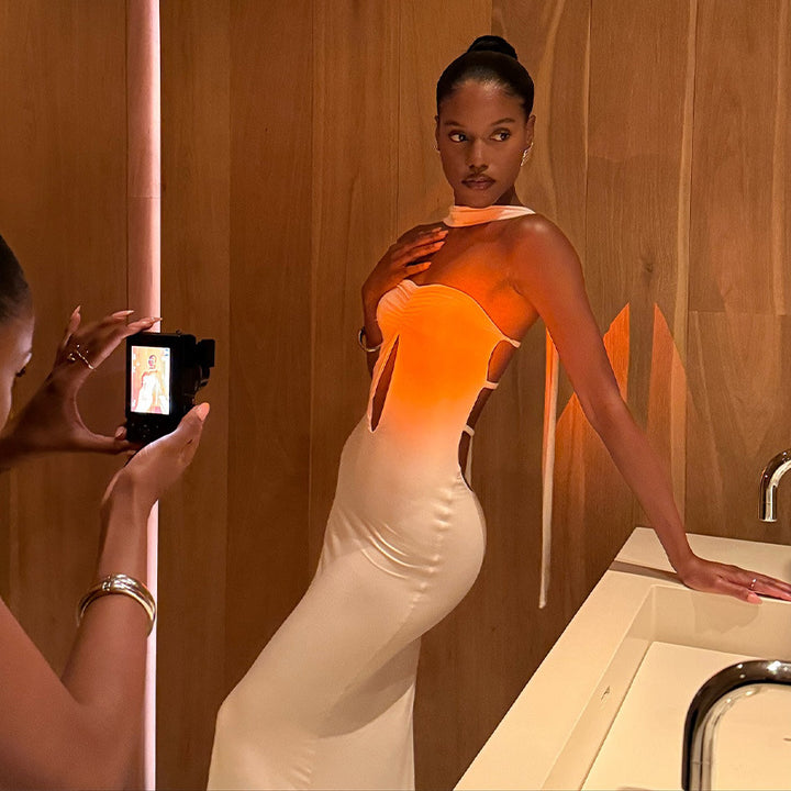 Damernas figursvängd miniklädning med raffinerad cut-out-design och fina band Mirla-Eva Jonsson