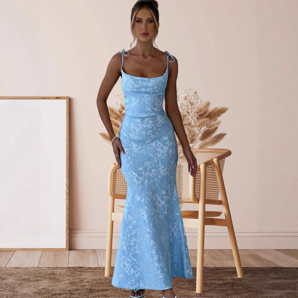 Damernas figursydd klänning med blommönster i jacquard och justerbara spaghettiband Mirla-Eva Jonsson