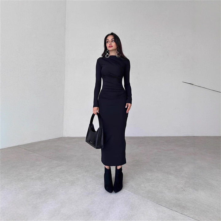 Damernas figursydda långärmad klänning med rynkning och elegant design Mirla-Eva Jonsson
