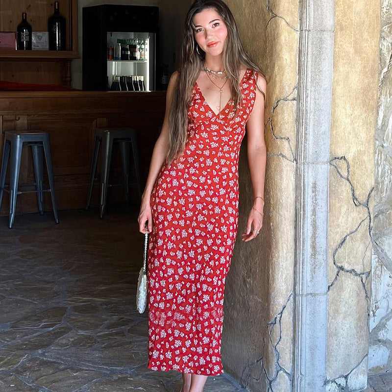 Damernas figursydda sommardress med blommönster och djupt V-ringning Mirla-Eva Jonsson