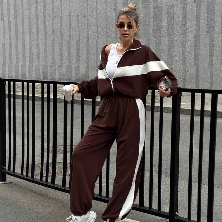 Damernas fleece sportdräkt med hög krage och eleganta kontrastlinjer Eva Jonsson-Eva Jonsson