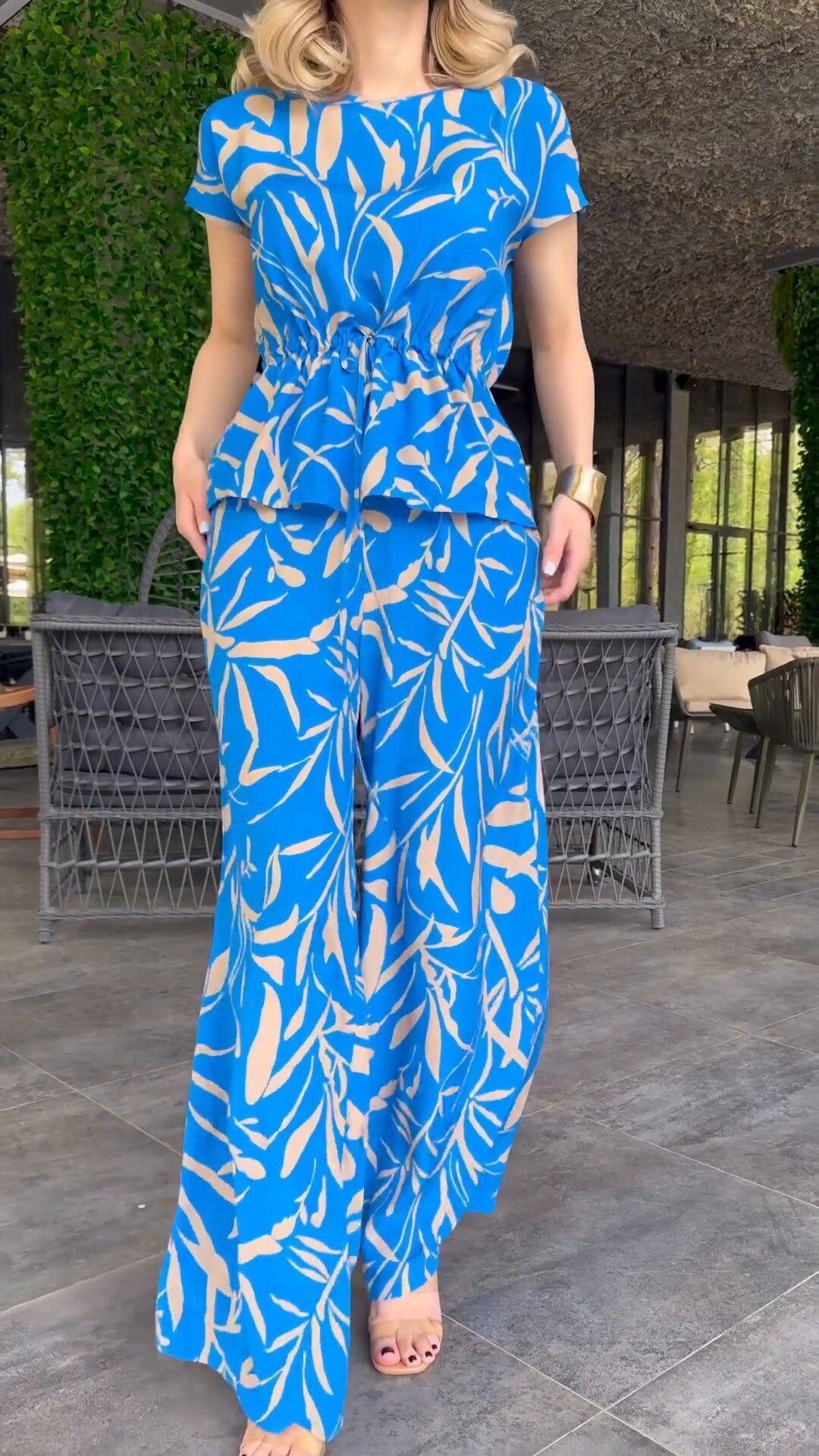 Damernas flödande jumpsuit med blommönster och elastisk midja Mirla-Eva Jonsson