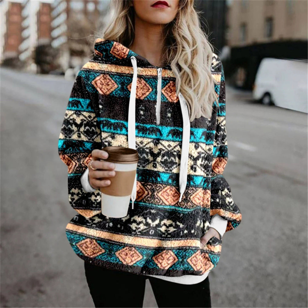 Damernas fluffiga hoodie med modernt geometriskt mönster Mirla-Eva Jonsson