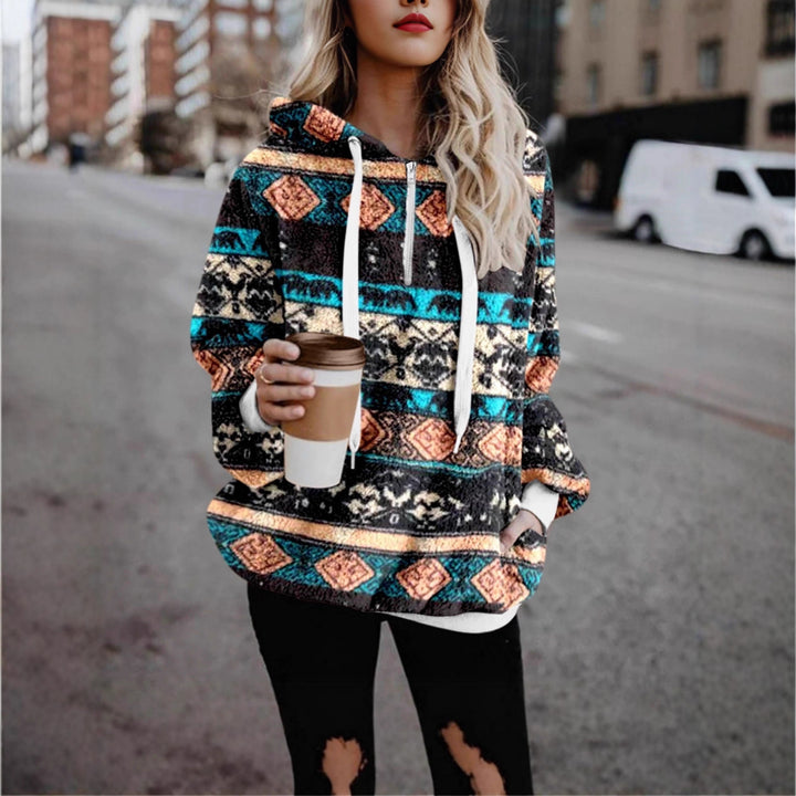 Damernas fluffiga hoodie med modernt geometriskt mönster Mirla-Eva Jonsson