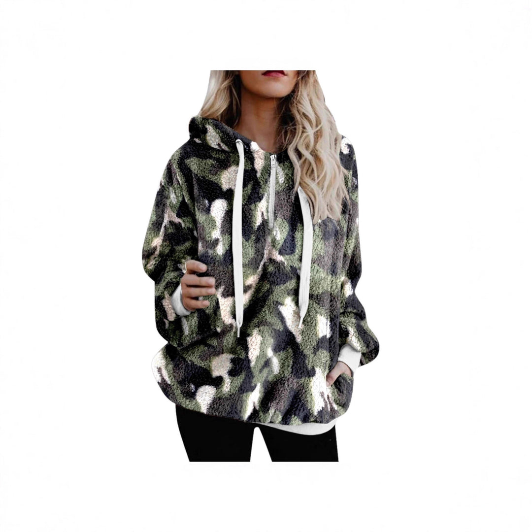 Damernas fluffiga hoodie med modernt geometriskt mönster Mirla-Eva Jonsson