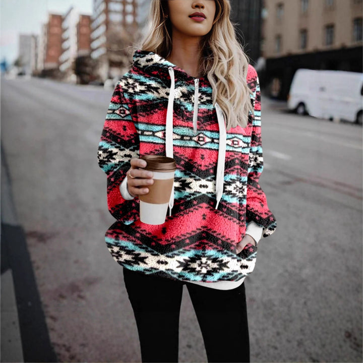 Damernas fluffiga hoodie med modernt geometriskt mönster Mirla-Eva Jonsson