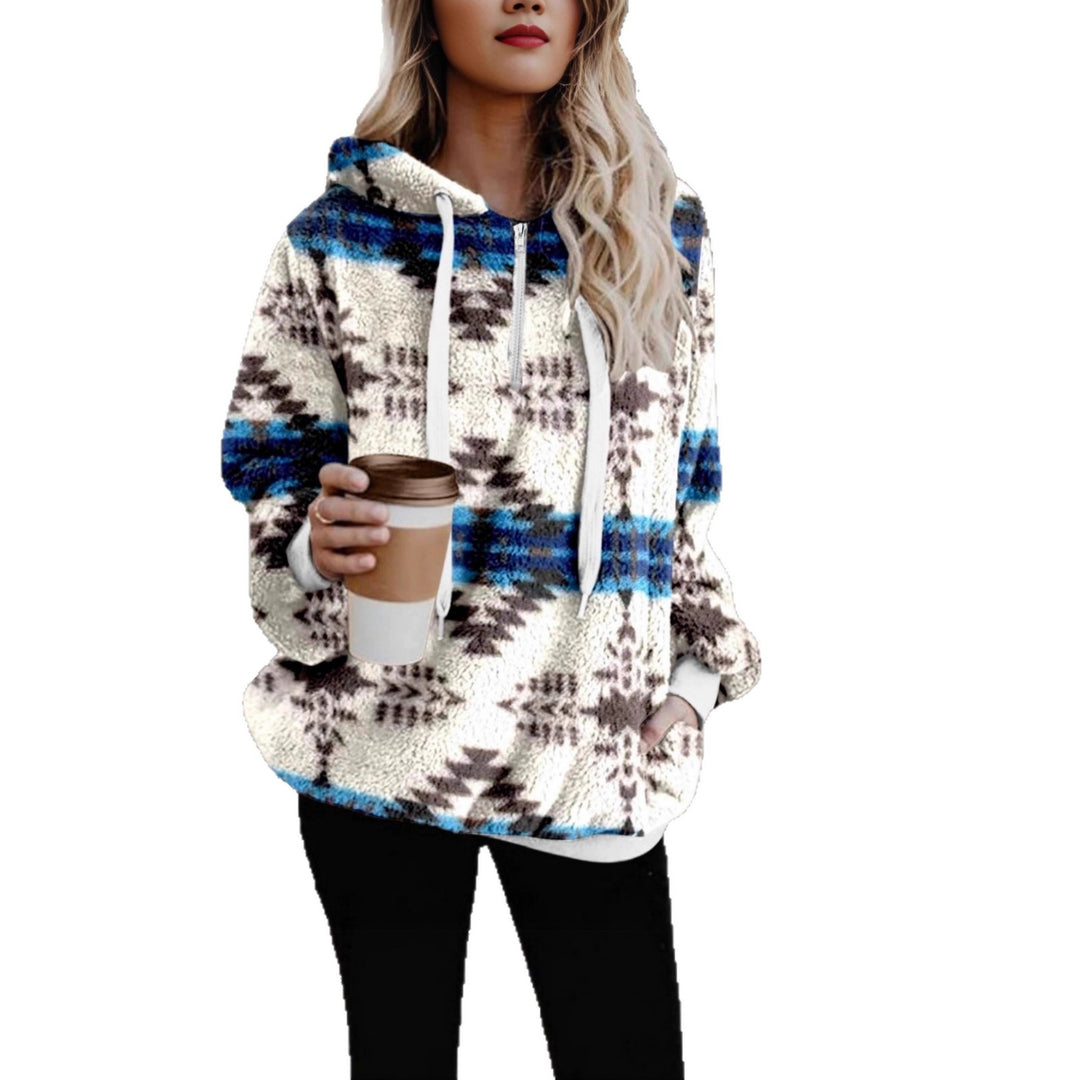 Damernas fluffiga hoodie med modernt geometriskt mönster Mirla-Eva Jonsson