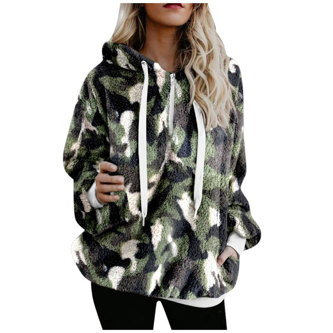 Damernas fluffiga hoodie med modernt geometriskt mönster Mirla-Eva Jonsson