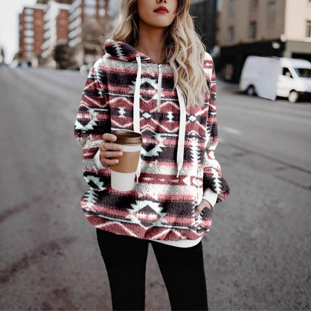 Damernas fluffiga hoodie med modernt geometriskt mönster Mirla-Eva Jonsson
