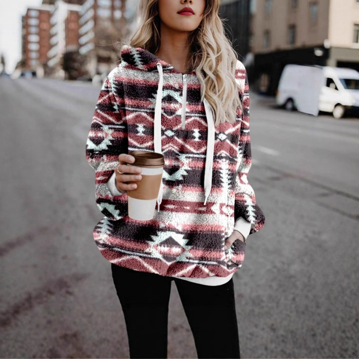 Damernas fluffiga hoodie med modernt geometriskt mönster Mirla-Eva Jonsson