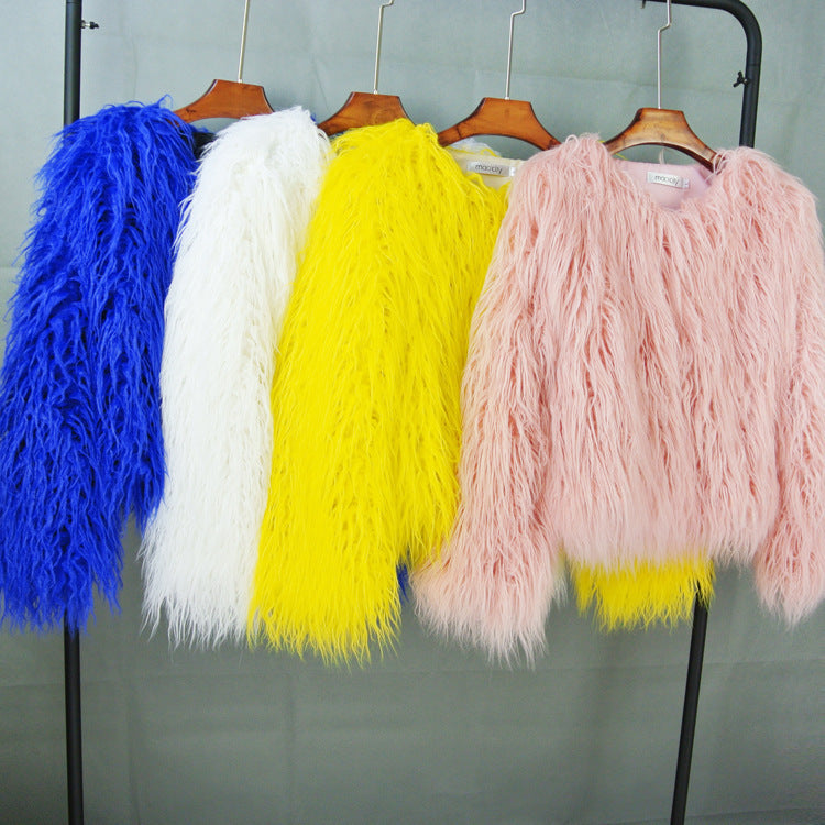Damernas fluffiga konstpälsjacka med lös passform och voluminöst design Mirla-Eva Jonsson