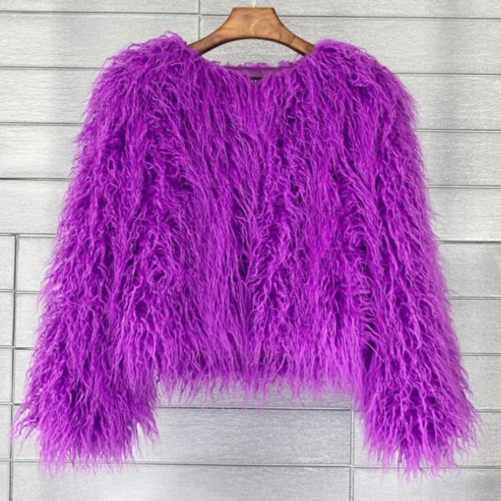 Damernas fluffiga konstpälsjacka med lös passform och voluminöst design Mirla-Eva Jonsson