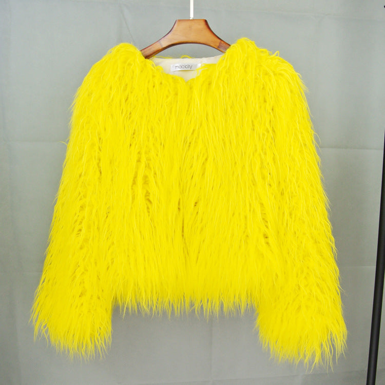 Damernas fluffiga konstpälsjacka med lös passform och voluminöst design Mirla-Eva Jonsson