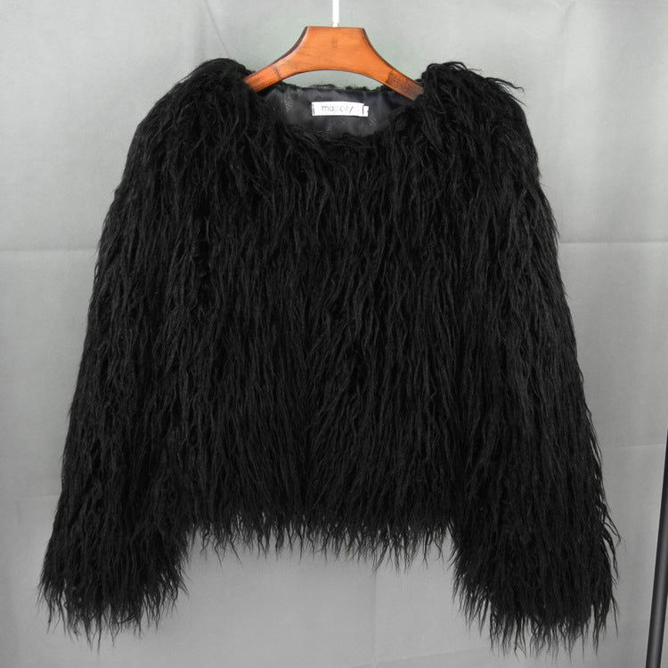 Damernas fluffiga konstpälsjacka med lös passform och voluminöst design Mirla-Eva Jonsson