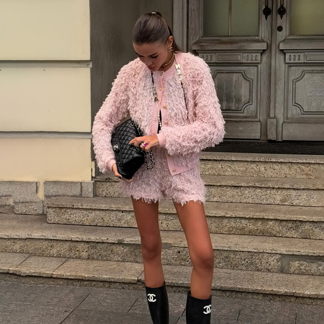 Damernas fluffiga stickensemble med knappdetaljer Mirla-Eva Jonsson