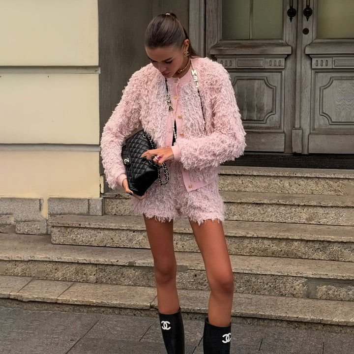 Damernas fluffiga stickensemble med knappdetaljer Mirla-Eva Jonsson