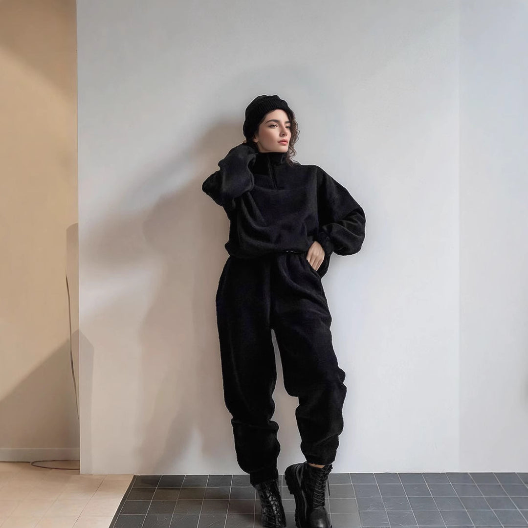 Damernas fritidskombination med kort topp och elastiska byxor Mirla-Eva Jonsson