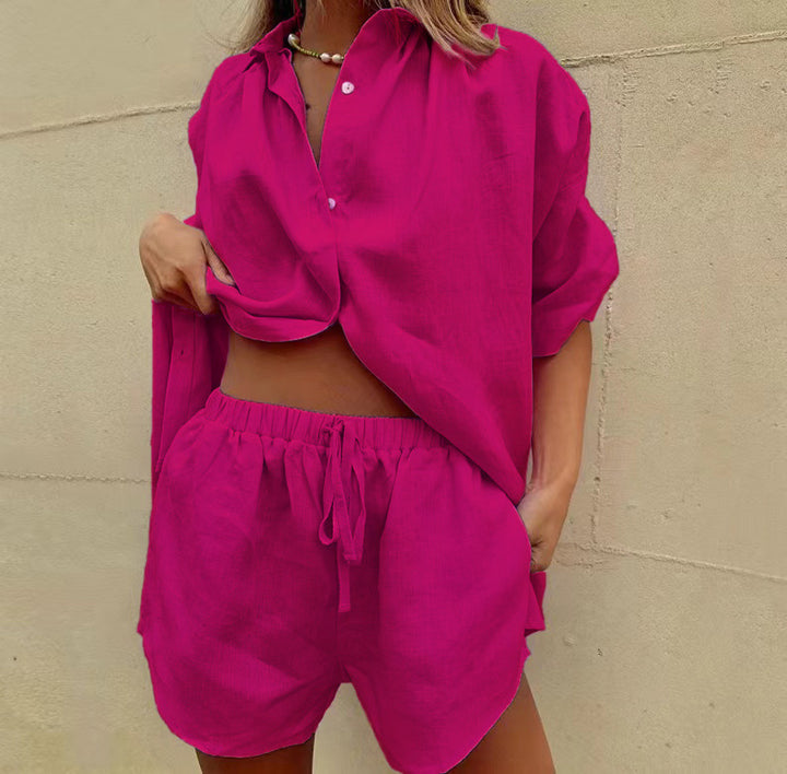 Damernas fritidsoutfit med lös skjortblus och shorts Mirla-Eva Jonsson