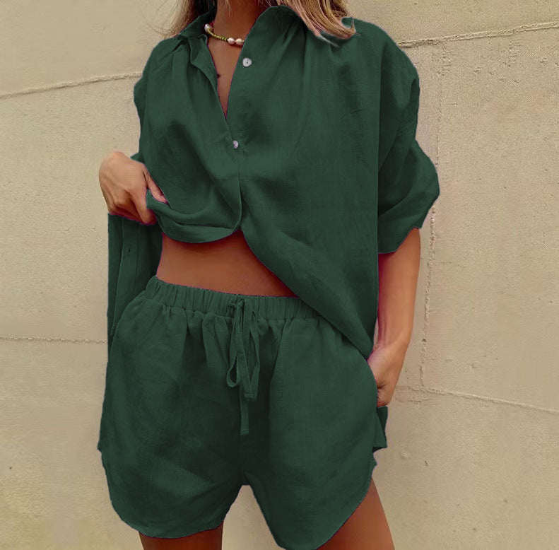Damernas fritidsoutfit med lös skjortblus och shorts Mirla-Eva Jonsson