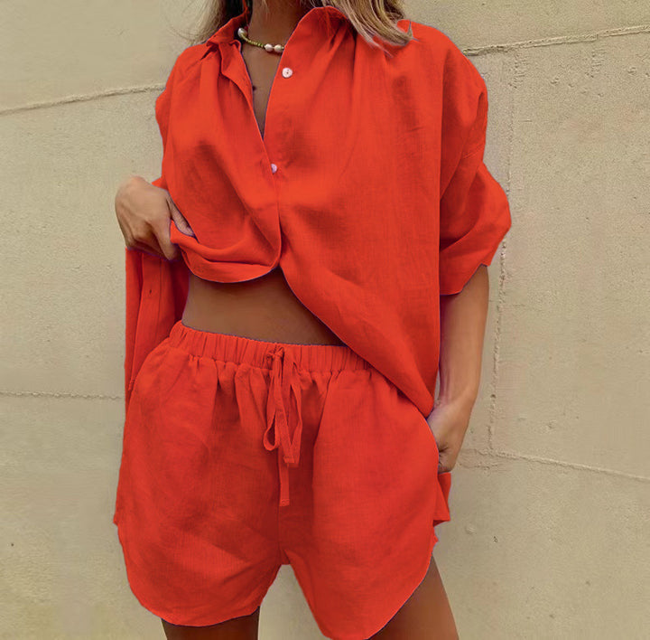 Damernas fritidsoutfit med lös skjortblus och shorts Mirla-Eva Jonsson