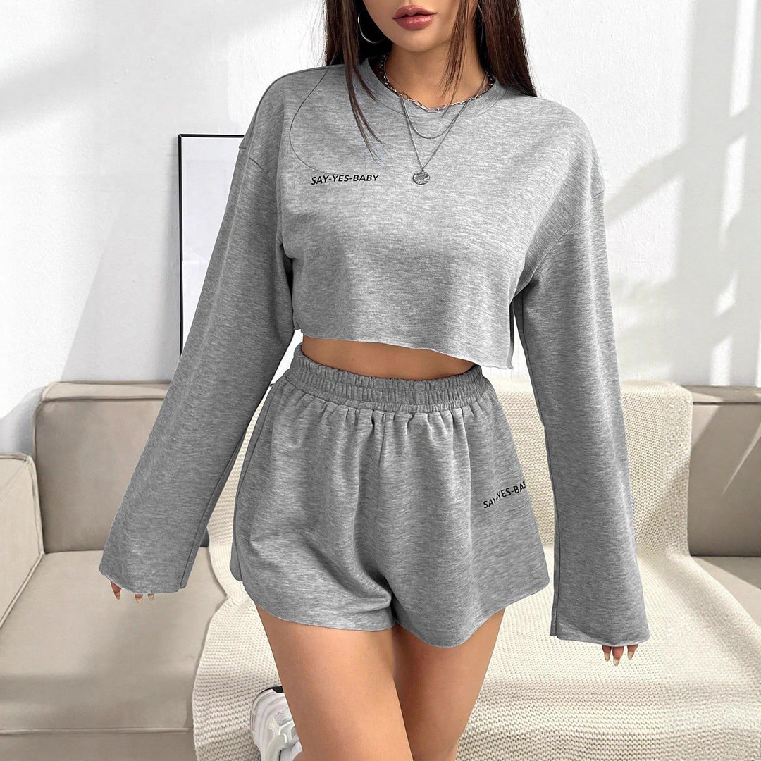 Damernas fritidsset med avslappnad crop-top och shorts Eva Jonsson-Eva Jonsson