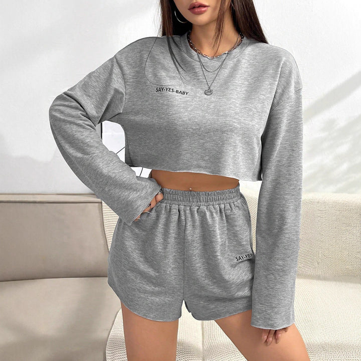 Damernas fritidsset med avslappnad crop-top och shorts Eva Jonsson-Eva Jonsson