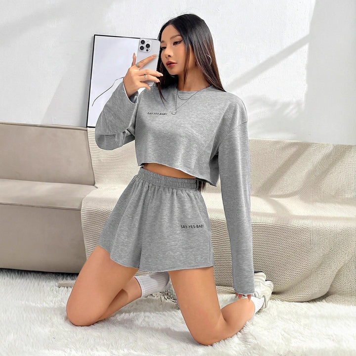 Damernas fritidsset med avslappnad crop-top och shorts Eva Jonsson-Eva Jonsson