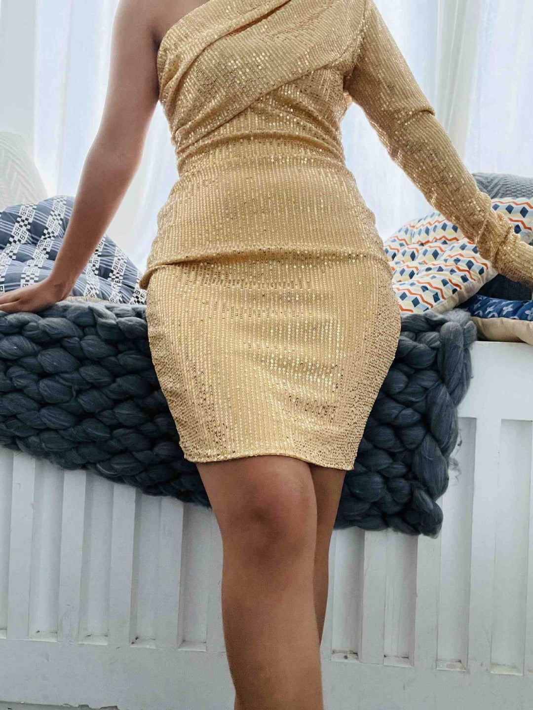 Damernas funktionella miniklänning med asymmetrisk design och kristalldekoration Mirla-Eva Jonsson