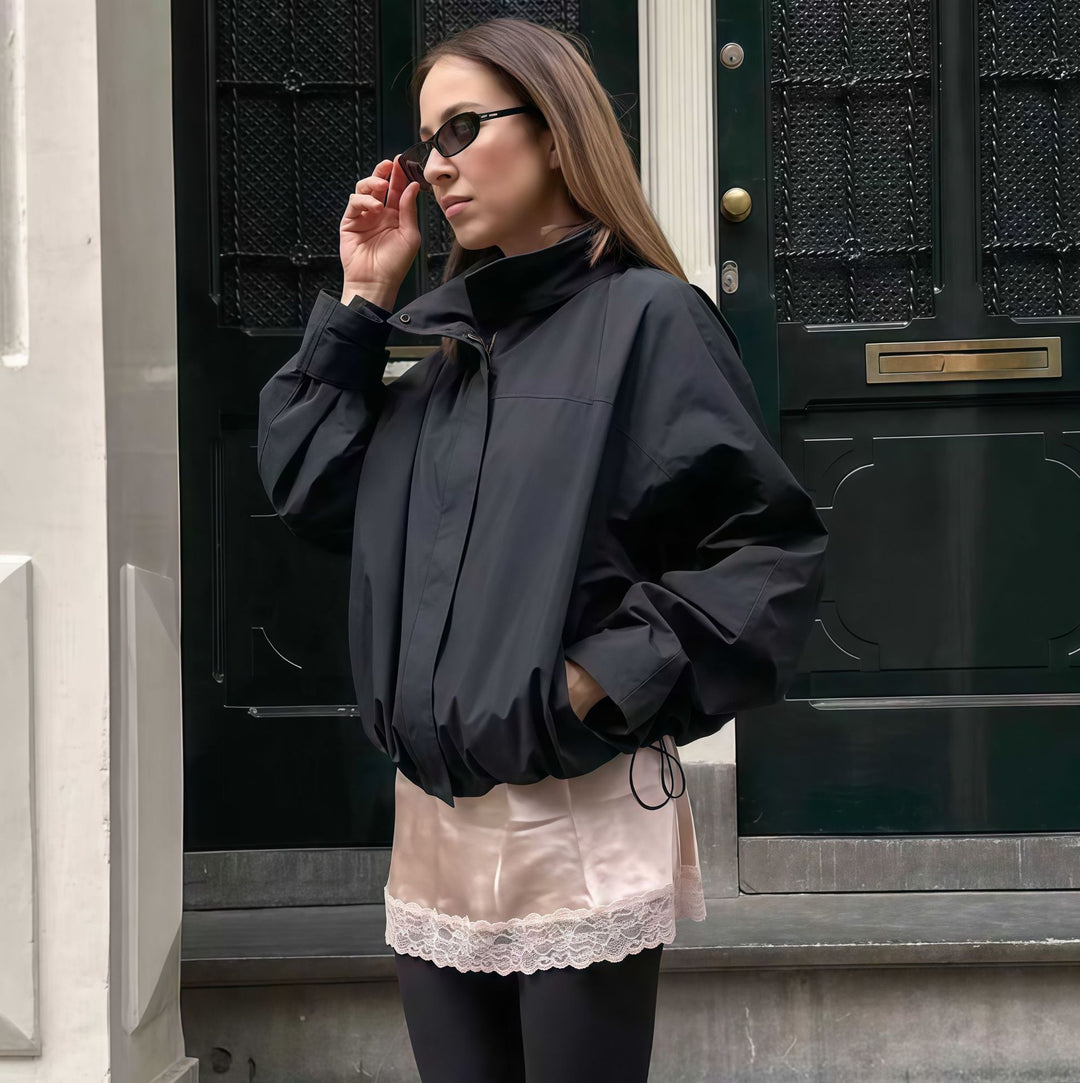 Damernas funktionella oversize-jacka med hög krage och innovativ design Mirla-Eva Jonsson