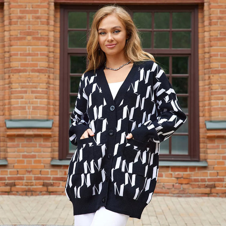 Damernas grafiska stickade cardigan med stora knappar och fickor Mirla-Eva Jonsson