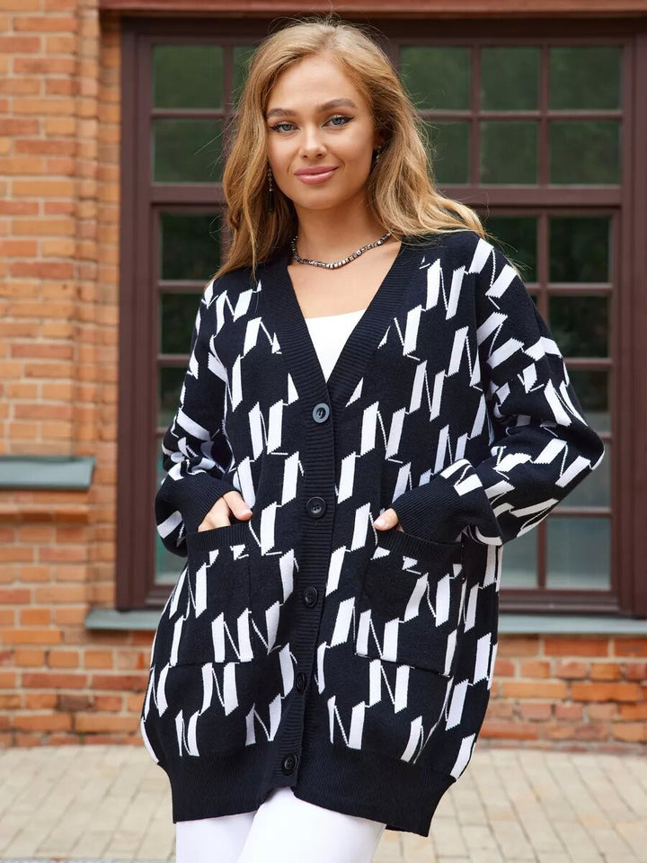 Damernas grafiska stickade cardigan med stora knappar och fickor Mirla-Eva Jonsson