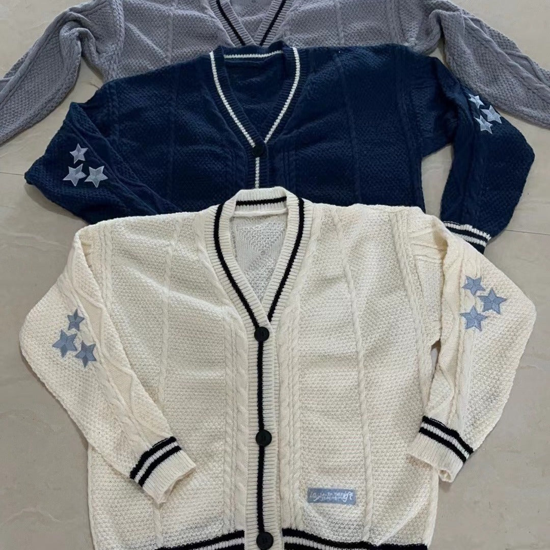 Damernas grovstickad cardigan med dekorativa stjärnor och kontrasterande kant Eva Jonsson-Eva Jonsson