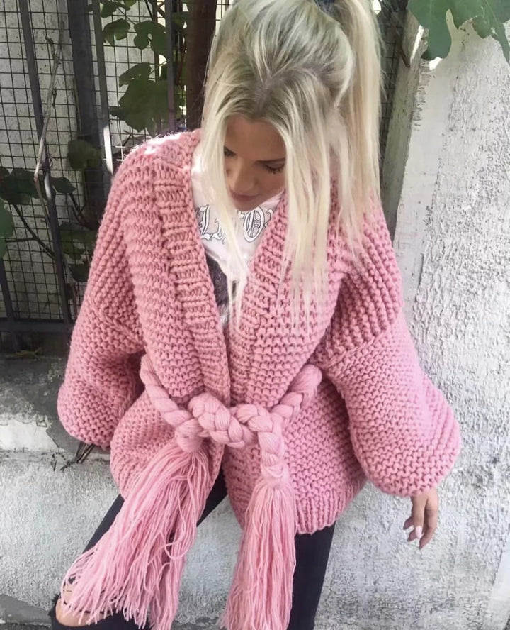 Damernas grovstickad cardigan med flätat bälte och långa ärmar Mirla-Eva Jonsson