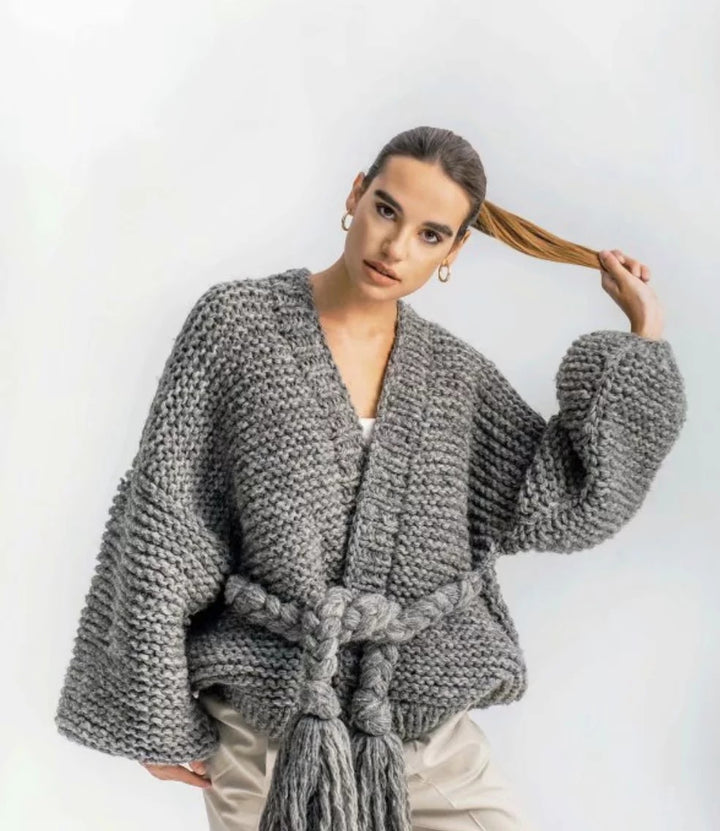 Damernas grovstickad cardigan med flätat bälte och långa ärmar Mirla-Eva Jonsson