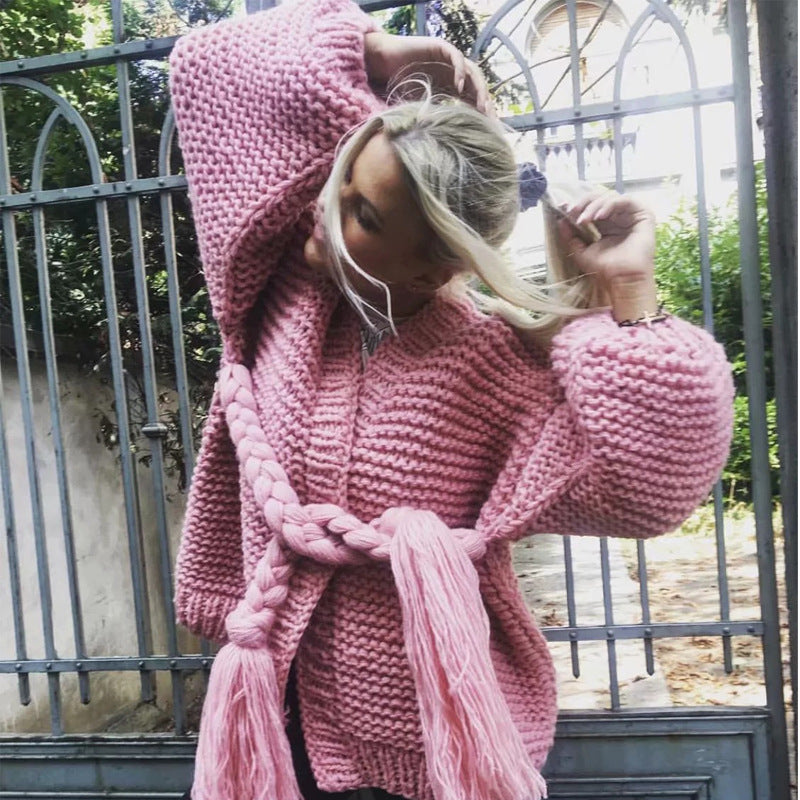 Damernas grovstickad cardigan med flätat bälte och långa ärmar Mirla-Eva Jonsson