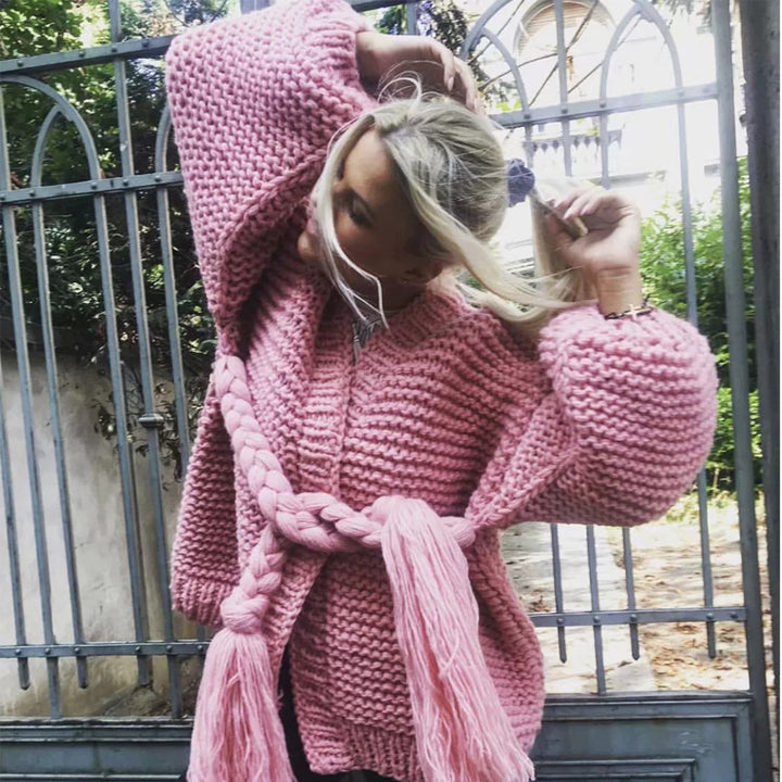 Damernas grovstickad cardigan med flätat bälte och långa ärmar Mirla-Eva Jonsson