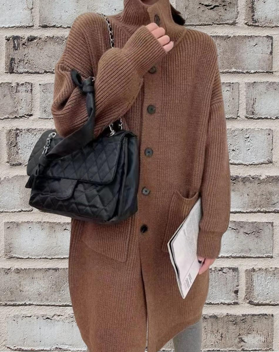 Damernas grovstickad cardigan med generösa fickor och modern knappdesign Mirla-Eva Jonsson