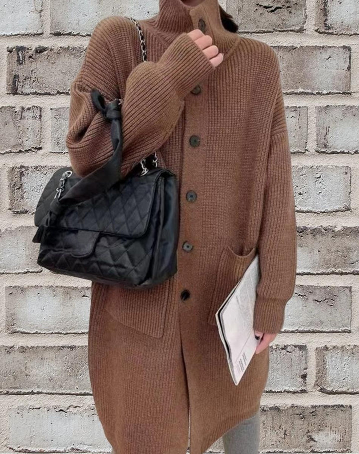 Damernas grovstickad cardigan med generösa fickor och modern knappdesign Mirla-Eva Jonsson