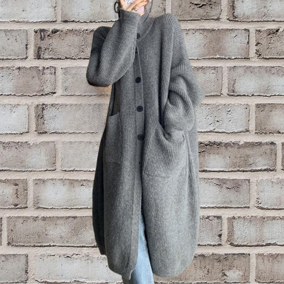 Damernas grovstickad cardigan med generösa fickor och modern knappdesign Mirla-Eva Jonsson