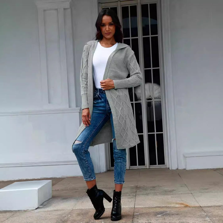 Damernas grovstickad kimono cardigan med elegant flätmönster och öppna ärmar Mirla-Eva Jonsson