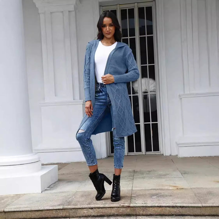 Damernas grovstickad kimono cardigan med elegant flätmönster och öppna ärmar Mirla-Eva Jonsson