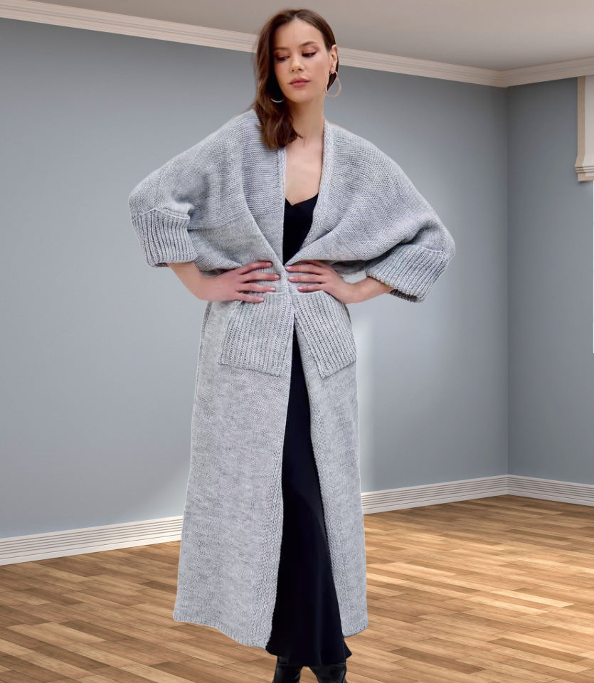 Damernas grovstickad kimono med praktiska fickor och lös passform Mirla-Eva Jonsson