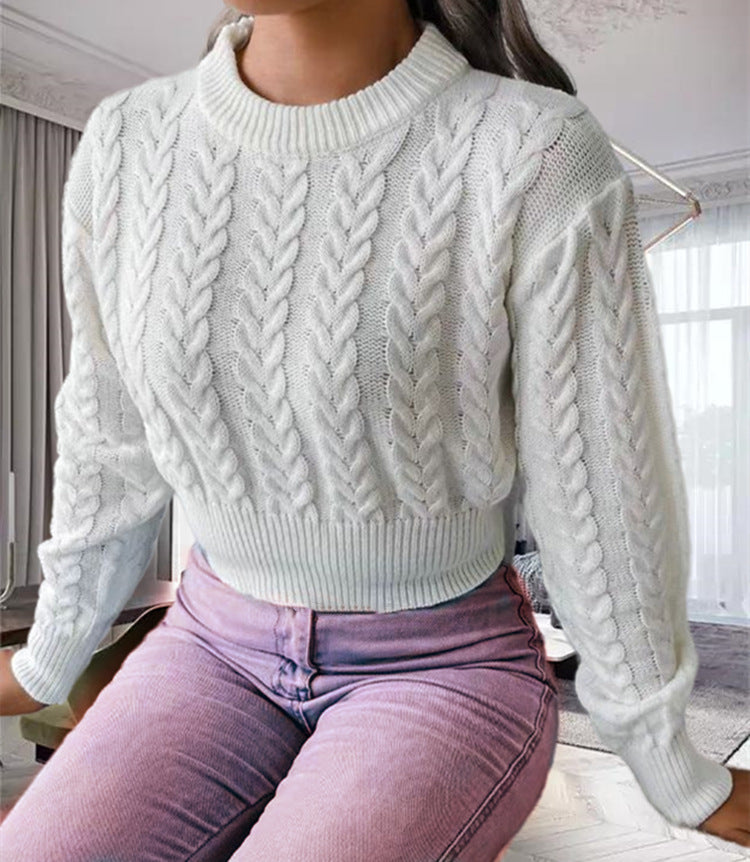 Damernas grovstickad tröja i crop-design med flätstickat mönster Mirla-Eva Jonsson