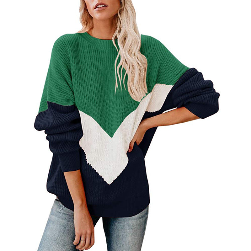Damernas grovstickad tröja med V-format färgdesign Mirla-Eva Jonsson