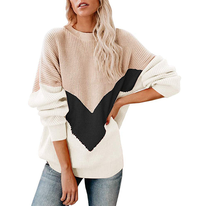 Damernas grovstickad tröja med V-format färgdesign Mirla-Eva Jonsson