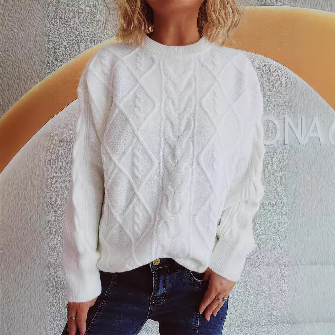 Damernas grovstickad tröja med elegant flätdesign och avslappnad passform Mirla-Eva Jonsson