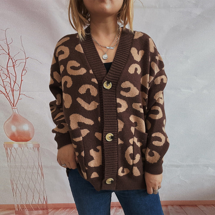 Damernas grovt stickade cardigan med djuriskt leopardsmönster och knappdetaljer Eva Jonsson-Eva Jonsson