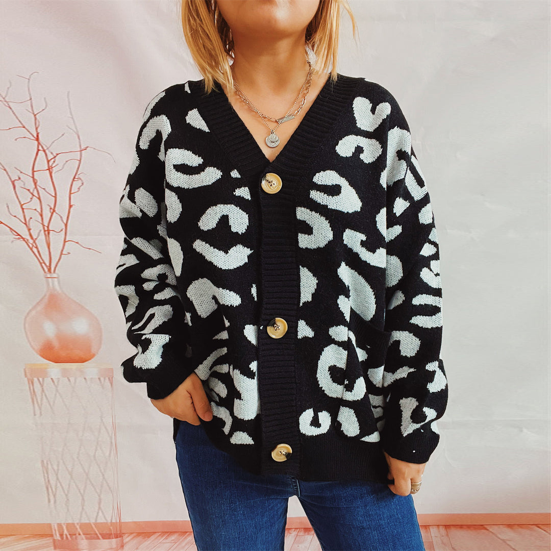 Damernas grovt stickade cardigan med djuriskt leopardsmönster och knappdetaljer Eva Jonsson-Eva Jonsson
